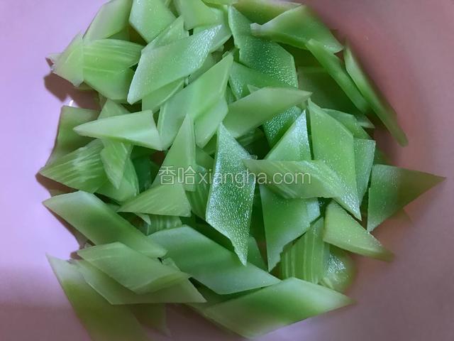将青笋切成菱形片。