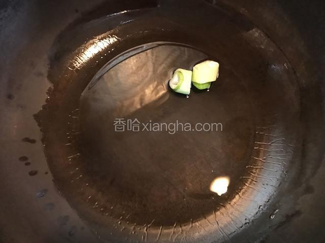 炒锅烧热后倒入适量食用油烧热后放入葱花爆香。