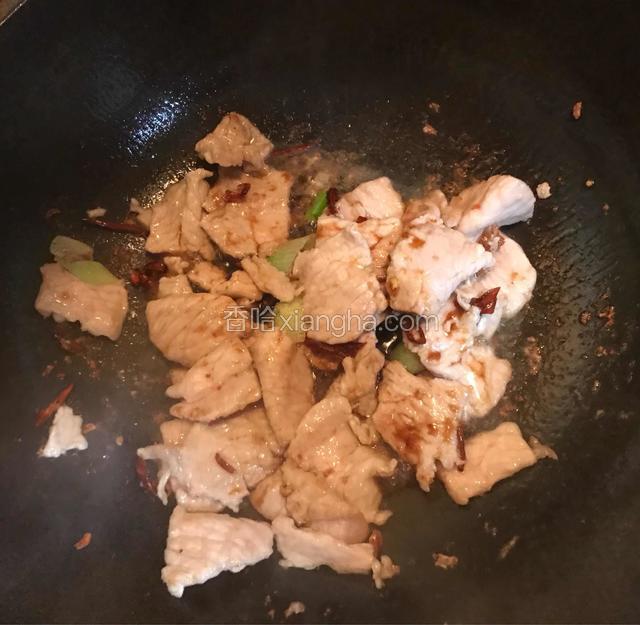 加入干辣椒丝炒出辣椒香味，加入少许生抽、料酒和醋调味。