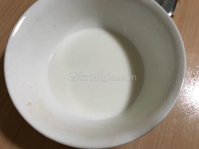取一碗，放入二勺淀粉，加入适量清水搅拌均匀成水淀粉。