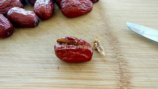 取出出枣核，注意不要伤到手。