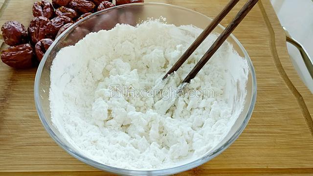 缓缓倒入适量热水。