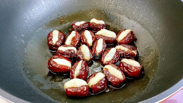 煮至汤汁粘稠盛出，淋入糖桂花食用即可。
