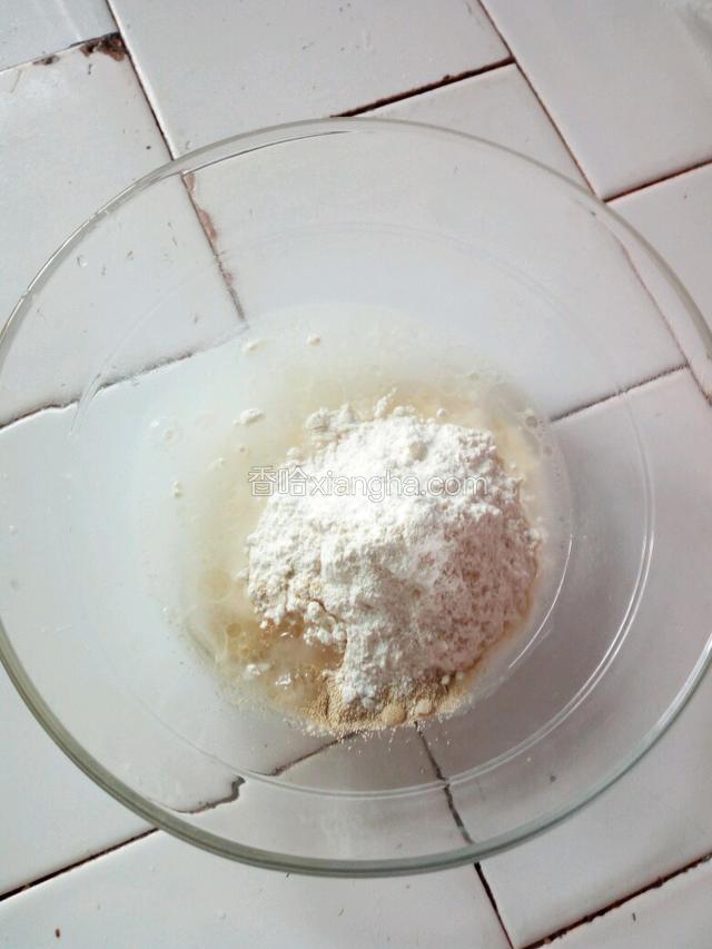 饼皮所有材料混合揉成光滑面团。
