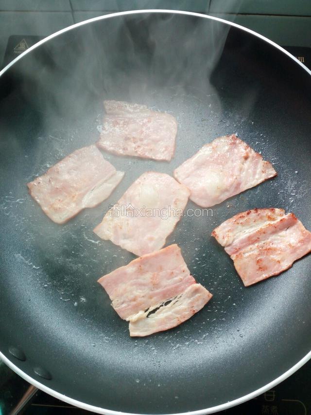 培根用小火煎至微焦出锅。