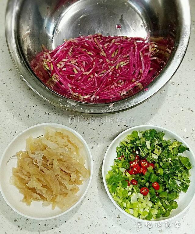 海蜇切成丝，葱切葱花，香菜切小段，辣椒切小粒。萝卜麻出水。
