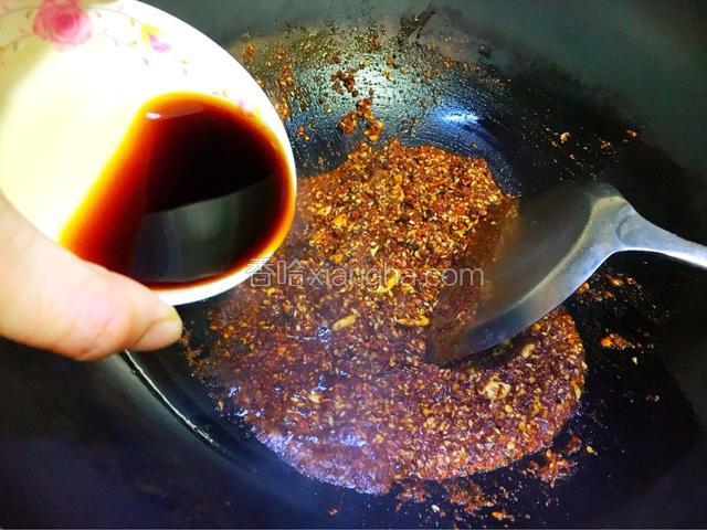 然后马上加入李锦记的酱油。