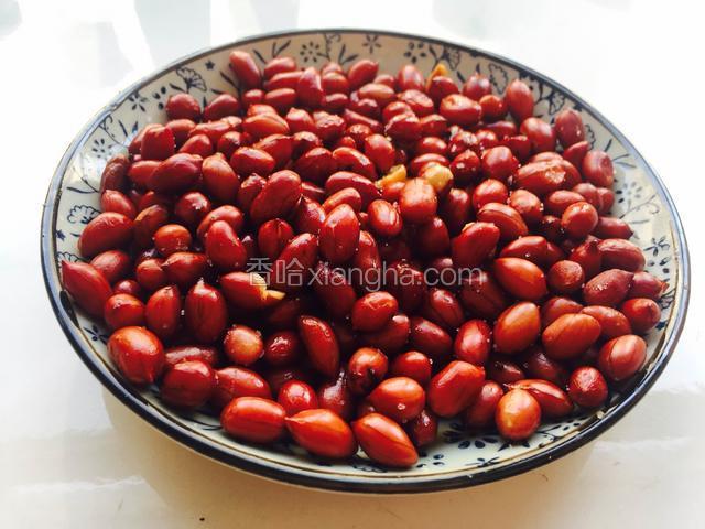 花生米提前用油炸熟。