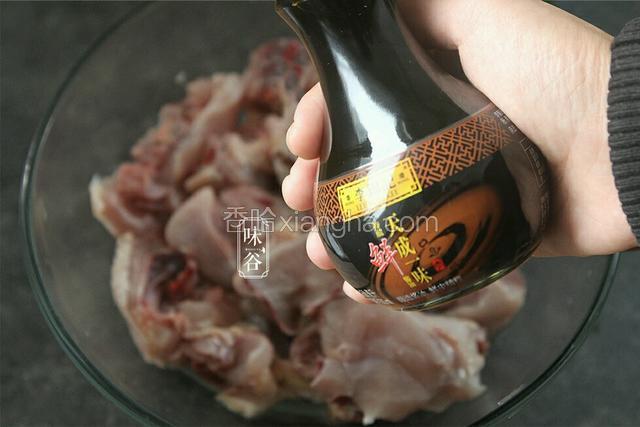 
鸡肉斩块，洗干净，倒入李锦记天成一味酱油。