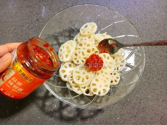 加入一勺李锦记蒜蓉辣椒酱。