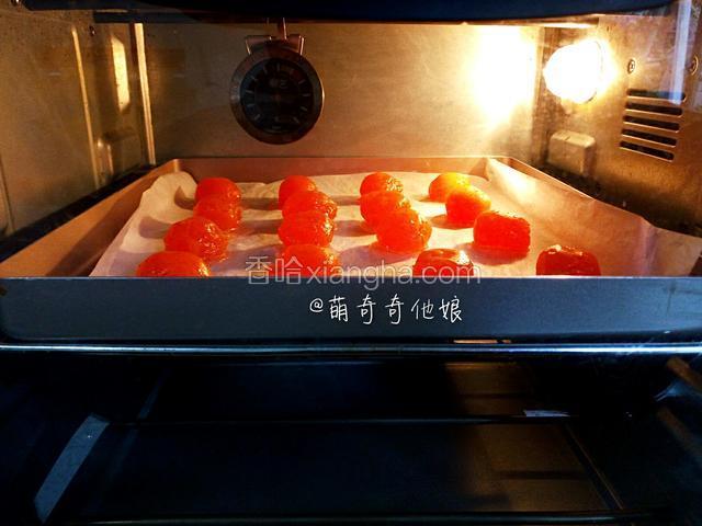 烤盘上铺油纸或锡纸，把浸泡好的咸蛋黄铺在烤盘上，表面喷洒些高度白酒，可去腥，送入预热好的烤箱中层，上下火150度烤5-8分钟。烤到半熟即可，取出晾凉，烤盘的余热会让蛋黄全熟的。咸蛋黄不能烤太熟了包的时候容易散开。
我这里用的袋装的。如果是生的现敲的那种则180度5-8分钟。