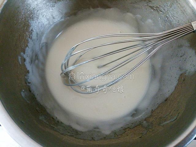 再来制作油皮。先将中粉、低粉、糖粉都倒入面包桶里，然后猪油里加入60g热水用蛋抽搅拌混合，至乳化状态。
因为猪油室温软化的软硬程度不同，则需要加入的水量也会不同，但乳化后加入就可以保证大家制作的状态都是一样的。但水和油也只是暂时混合，乳化后需要马上使用，这就是为什么上面我说先把粉类称好。