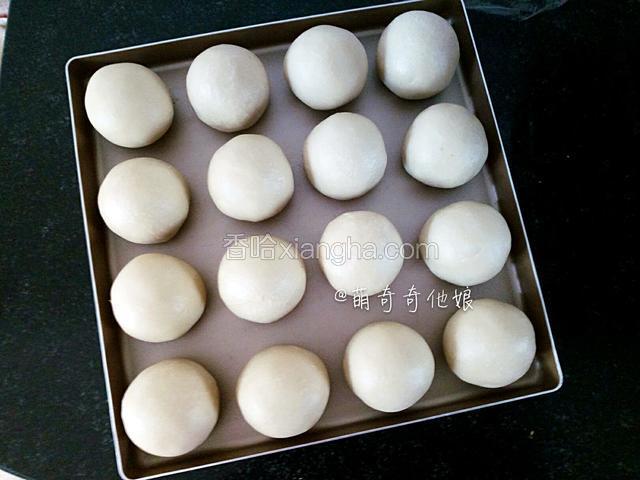 依次完成并放入烤盘。盖保鲜膜松弛15分钟。
让油皮松弛有延展性，这样烤的时候不会爆开。也让冷藏过的馅料有时间回到室温，避免烘烤时热胀冷缩而爆开。