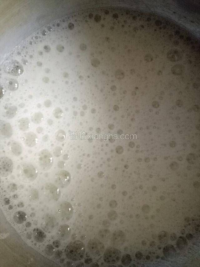 蛋清里加几滴白醋，用打蛋器打到出现粗泡了分三次加入余下的33克白砂糖打发