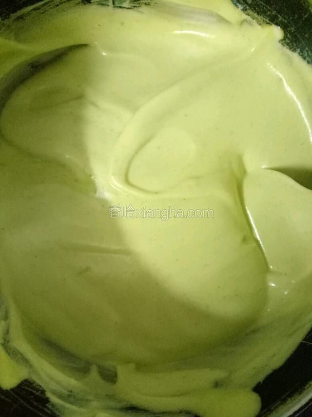 再把拌好的糊糊倒在蛋白霜盆里继续切拌均匀即可