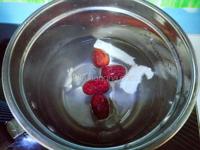 小锅加入一碗水，开火，放入当归和红枣。