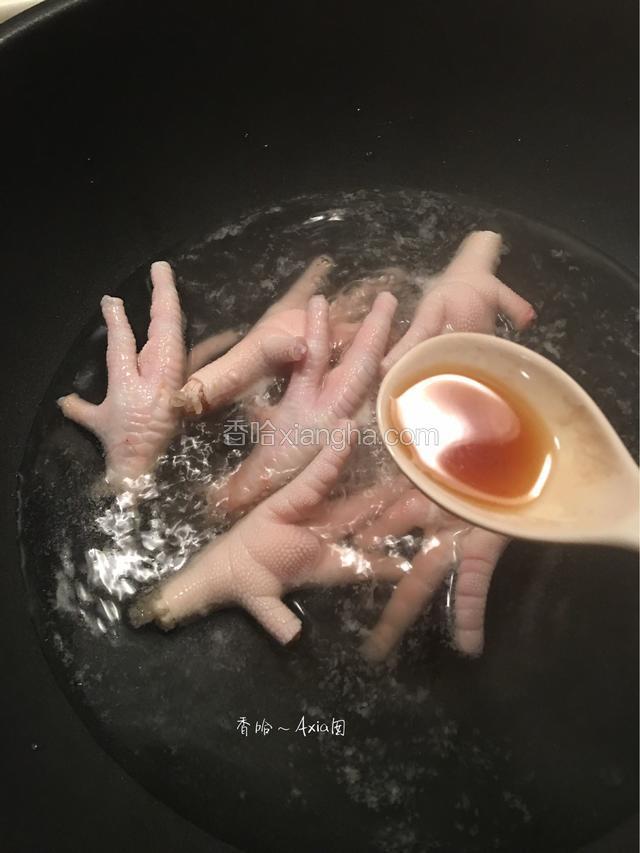 锅里烧开水，将鸡爪焯水