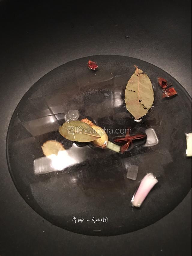 锅里加入适量的水（能没过鸡爪最佳）加入八角，香叶，葱白，姜片
