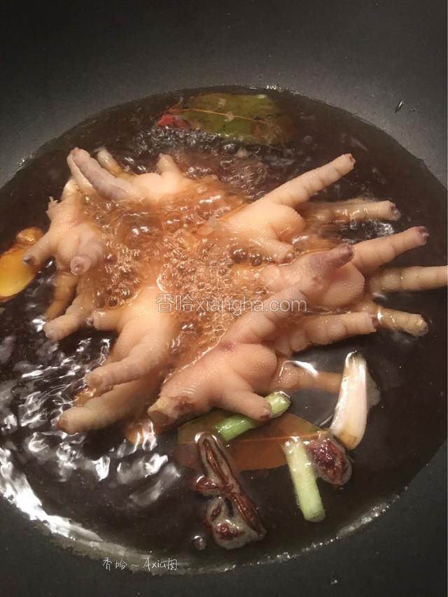 然后倒入鸡爪，中小火慢炖20分钟左右