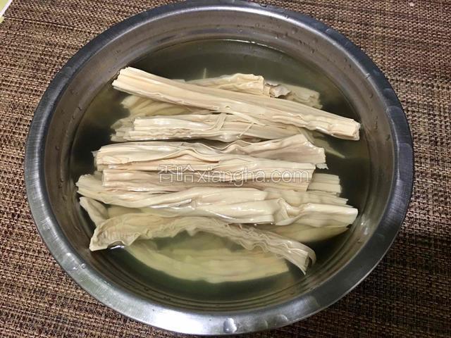 豆笋用冷水浸泡至软