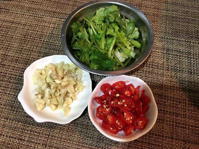 香菜洗净切成段，红尖椒切成圈，蒜瓣去皮切碎