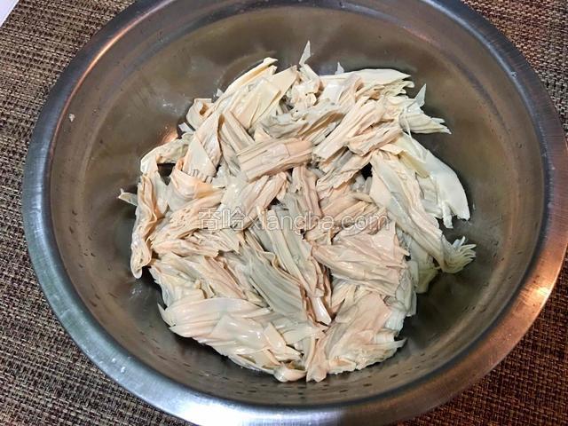 泡好的豆笋切成斜刀块