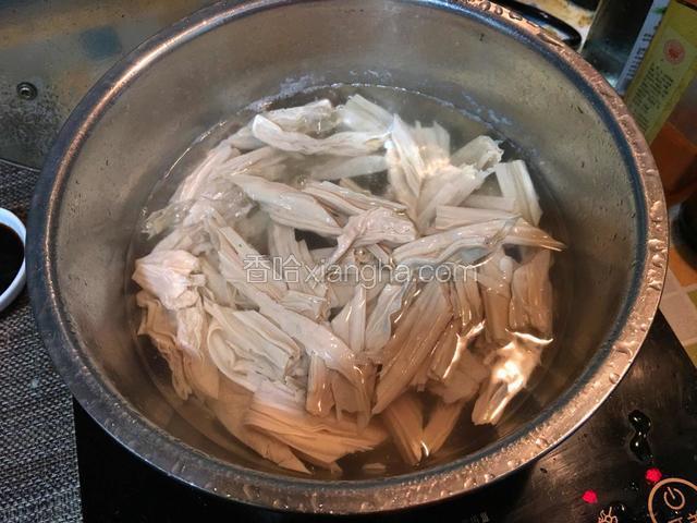 水开倒入豆笋，加半勺盐烧开后捞出