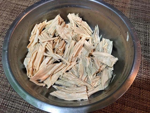 过冷水后沥干水分，倒入大一点的盆中