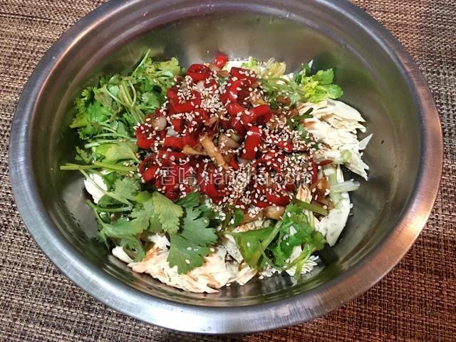 撒上少许芝麻，滴上两滴香油