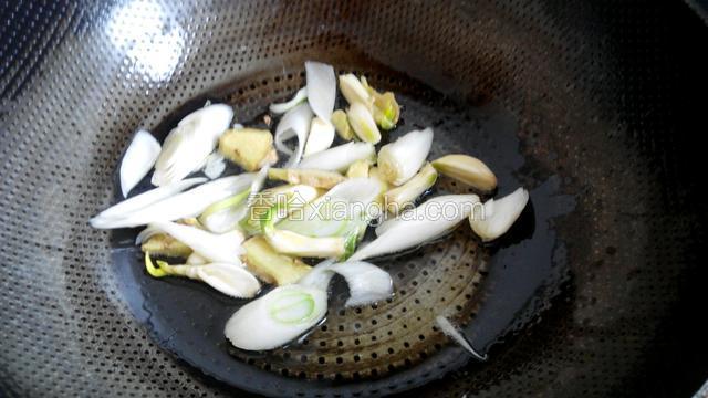 热锅热油，放入葱姜蒜炒香