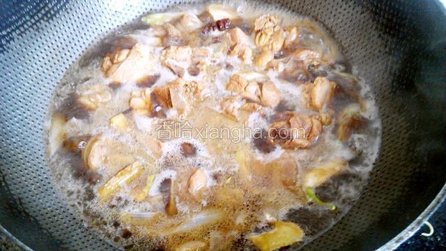 倒入适量的热水，放入李锦记天成一味鲜酱油、老抽、大茴、花椒面，大火煮开，中小火炖20分钟
