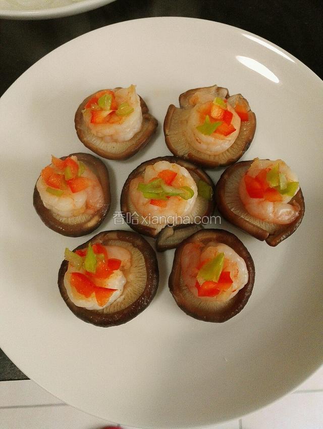 香菇虾仁上点缀红椒，香葱