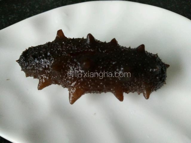 非即食海参放入凉水中泡两个小时，然后放开水锅中煮两分钟取出备用。