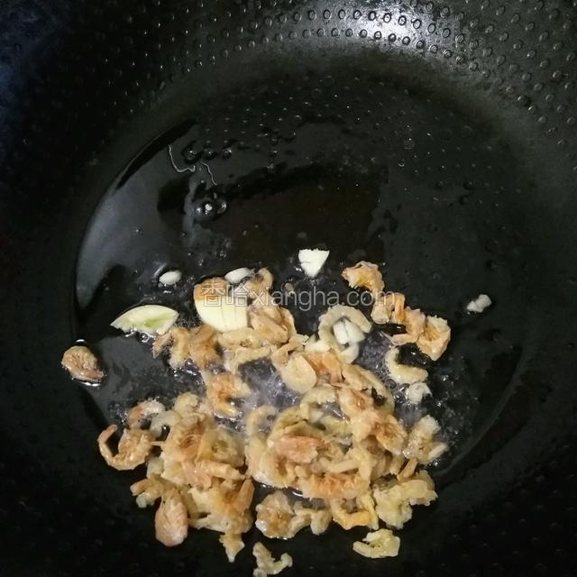 少许油爆香蒜末偏炒虾米