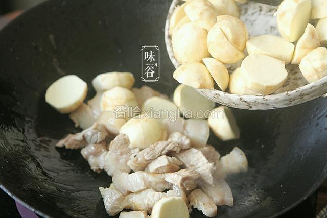 倒入茨菰翻炒片刻。