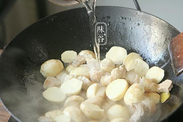 倒入水，水量是没过茨菰再多一点。