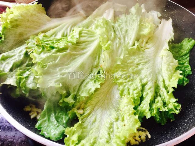 放入洗干净的生菜翻炒。