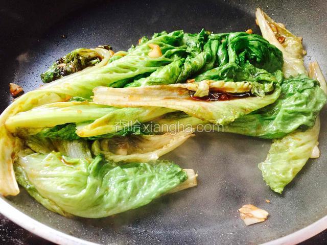 炒制生菜变软即可关火。