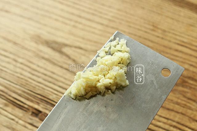 剁好蒜蓉。