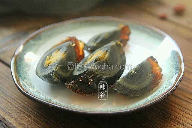 皮蛋煮十分钟，去壳切块备用。