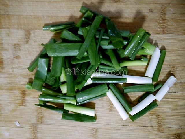 葱切段备用