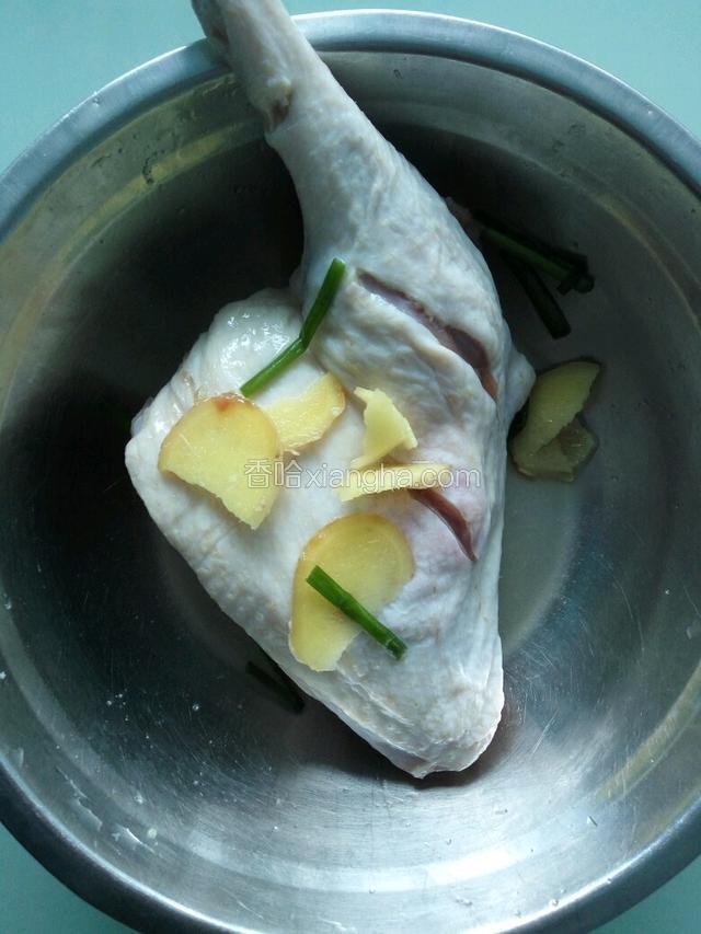 用盐、料酒、葱、姜腌制15分钟。