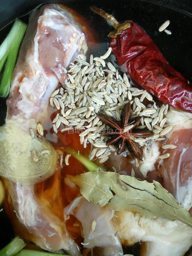 炖锅里按1:3加好卤汁水，再放入其他佐料和鸭腿。
