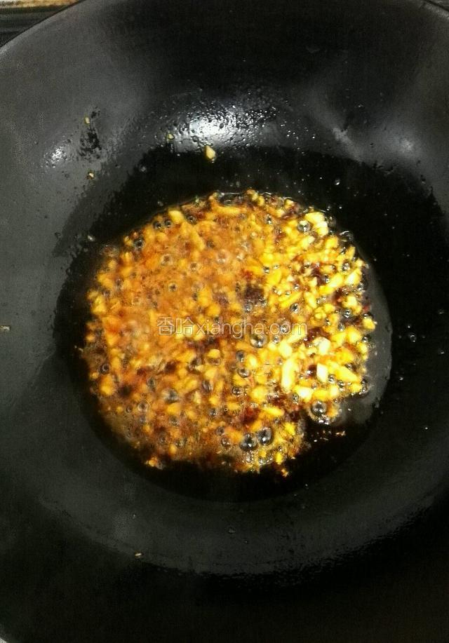 把蒜沫和老干妈翻炒均匀后煸香