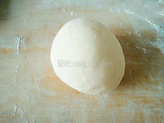 面团醒好后，在面板上再揉光滑。