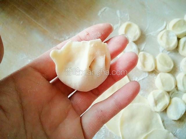 用两只手的大拇指和食指捏紧面皮边缘，这样一个就饺子包好了。