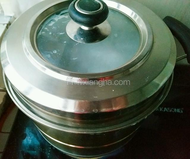 盖上锅盖大火煮开，沸锅的时候拿起锅盖倒入一点冷水，倒入冷水之后要再盖上锅盖，再次沸起再加冷水，如此重复3次就可以了。