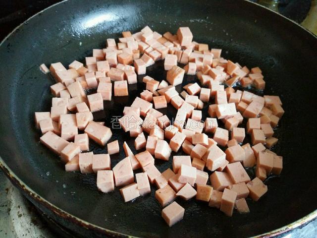 锅里加油烧热放入火腿