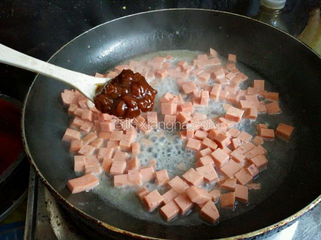 加入一勺李锦记的黄豆酱一勺