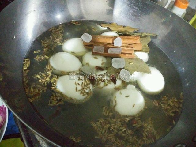 等啤酒开始起沫时放桂皮，冰糖，香叶，混合大料，